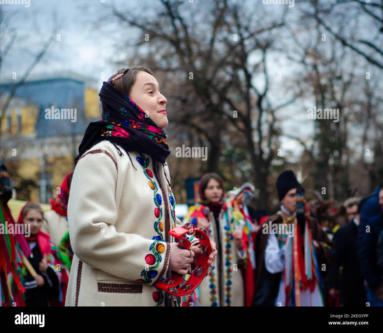 Belle fille souriante en vêtements roumains traditionnels lors du défilé annuel des traditions hivernales en Moldavie Banque D'Images