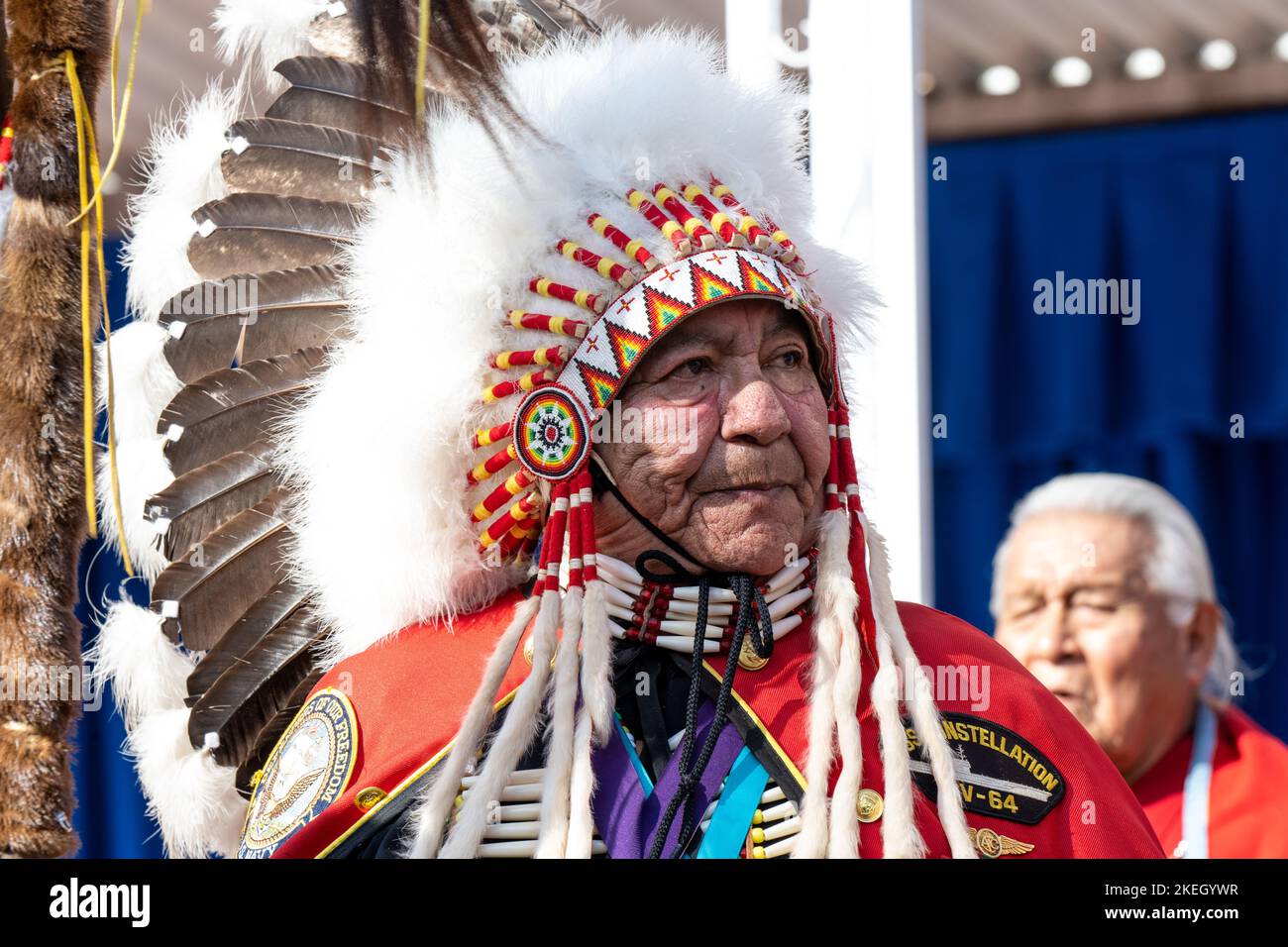 Arlington, États-Unis d'Amérique. 10th novembre 2022. Arlington, États-Unis d'Amérique. 10 novembre 2022. La Kiowa Black Legging Warrior Society présente des couleurs militaires lors de la célébration du mois du patrimoine amérindien du Pentagone en l'honneur des anciens combattants militaires dans la cour du Pentagone, à 10 novembre 2022, à Arlington, Virginie, États-Unis. Crédit : TSgt. Jack Sanders/DOD photo/Alamy Live News Banque D'Images