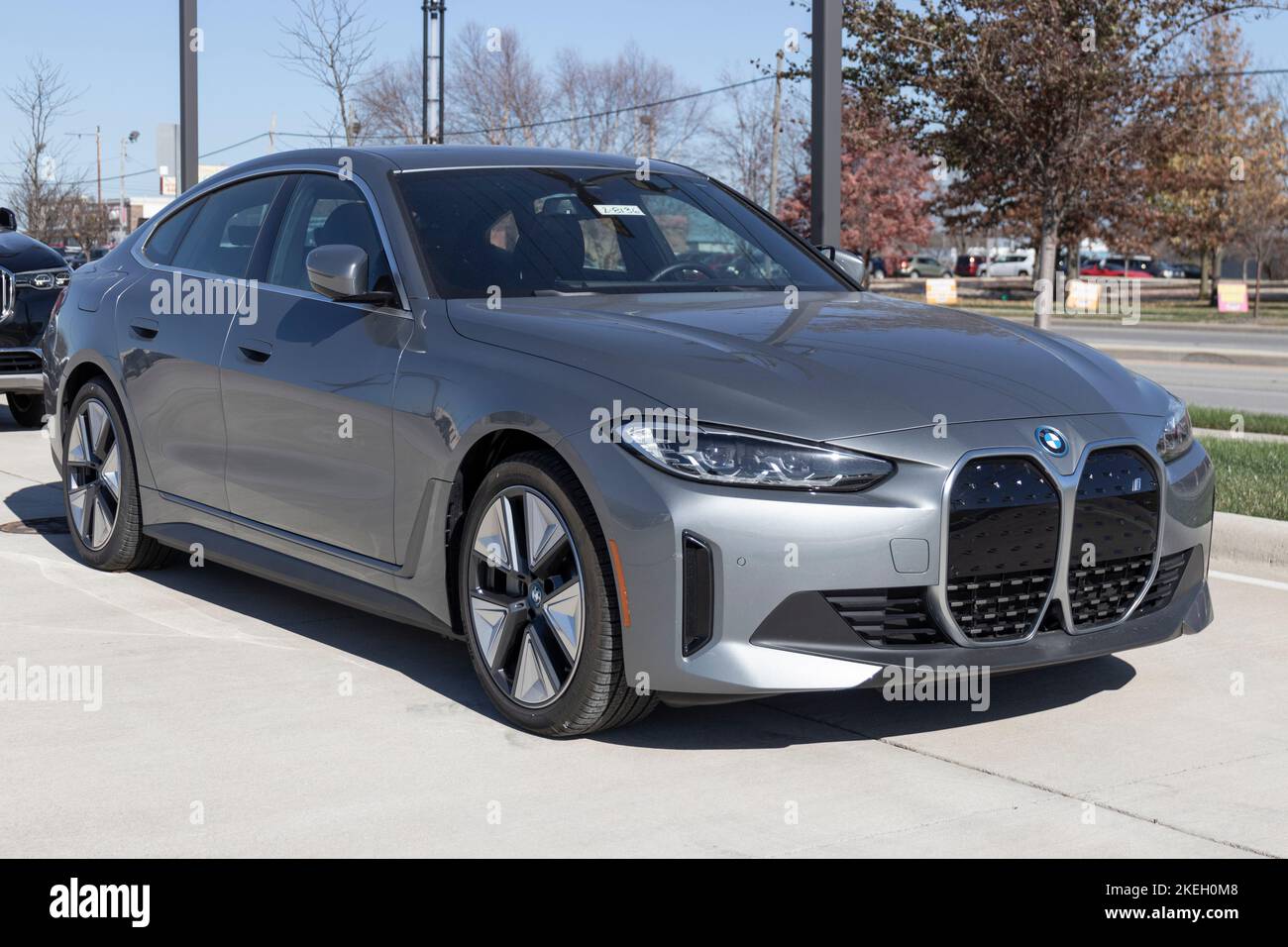 Lafayette - Circa novembre 2022 : exposition de BMW i4 eDrive40 dans une concession. BMW propose les modèles i4 en eDrive35, eDrive40 ou M50. Banque D'Images