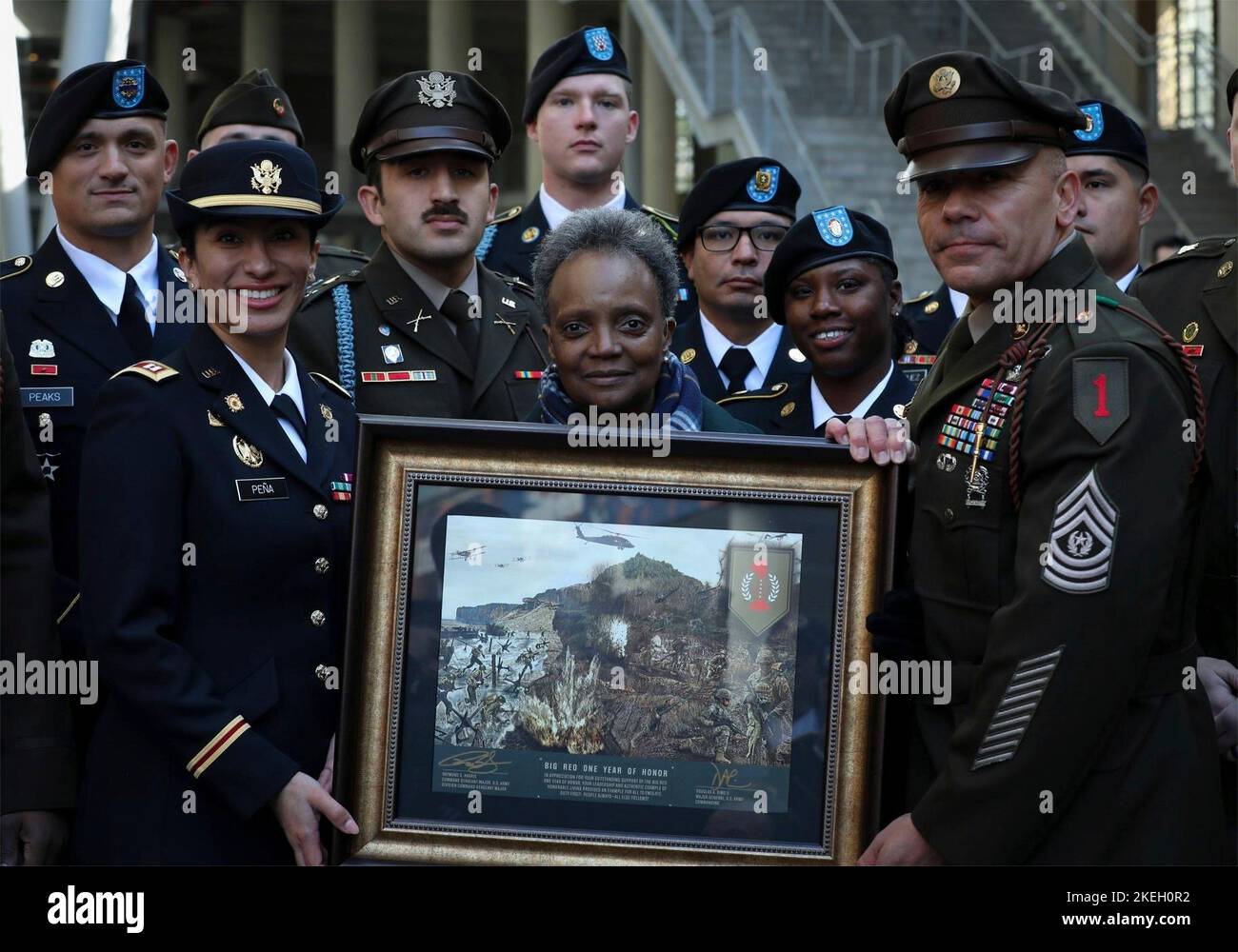 Chicago, États-Unis d'Amérique. 11th novembre 2022. Chicago, États-Unis d'Amérique. 11 novembre 2022. Le maire de Chicago, Lori E. Lightfoot, au centre, pose avec des soldats de la division d'infanterie de 1st après qu'ils lui ont remis un cadeau de commémoration lors de la commémoration de la fête des anciens combattants de la ville de Chicago à Soldier Field 11 novembre 2022, à Chicago, en Illinois. Crédit: PFC. Joshua Holliday/DOD photo/Alamy Live News Banque D'Images