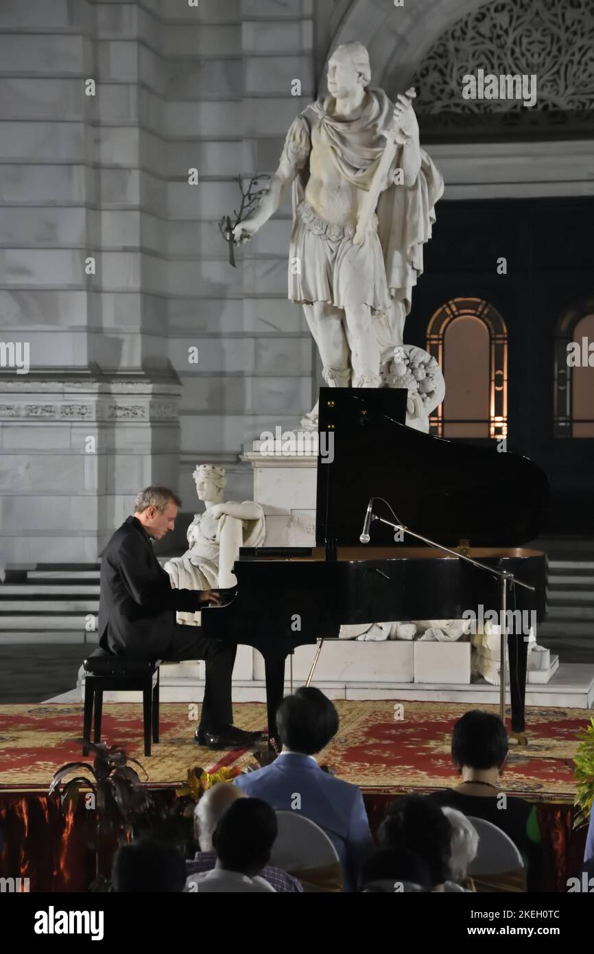 Kolkata, Inde. 12th novembre 2022. Le pianiste français Maxime Zecchini interprète du classique occidental à la musique hindi populaire au piano devant un auditoire au Victoria Memorial Hall, le 12 novembre 2022, à Kolkata City, en Inde. (Credit image: © Biswarup Ganguly/eyepix via ZUMA Press Wire) Banque D'Images