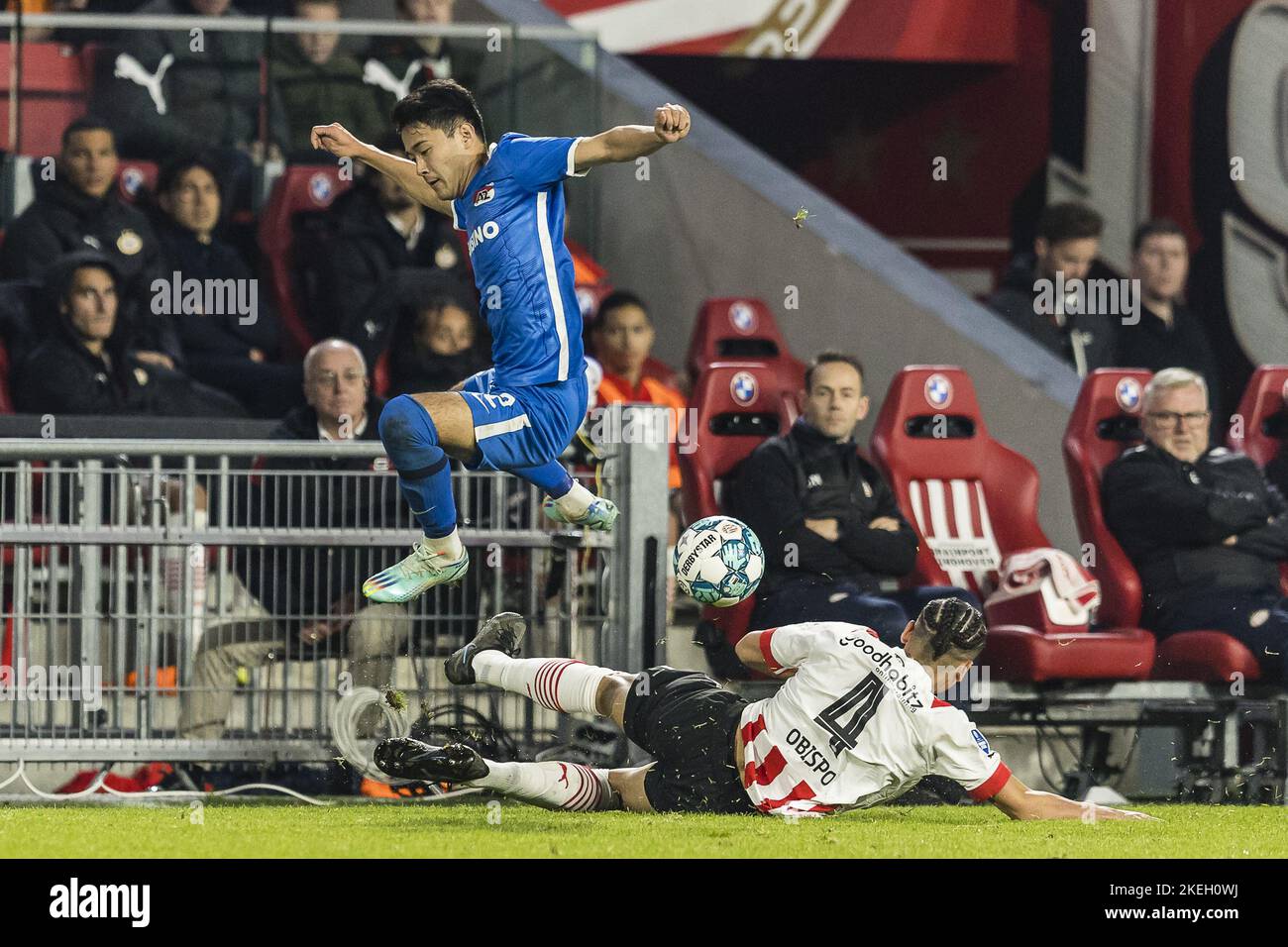 EINDHOVEN - 12-11-2022, stadion Philips. Football néerlandais, eredivisie, saison 2022-2023. AI - AZ. Note finale 0-1. Note finale 0-1. Joueur AZ Yukinari Sugawara, joueur PSV Armando Obispo. (Photo par Pro Shots/Sipa USA) Banque D'Images