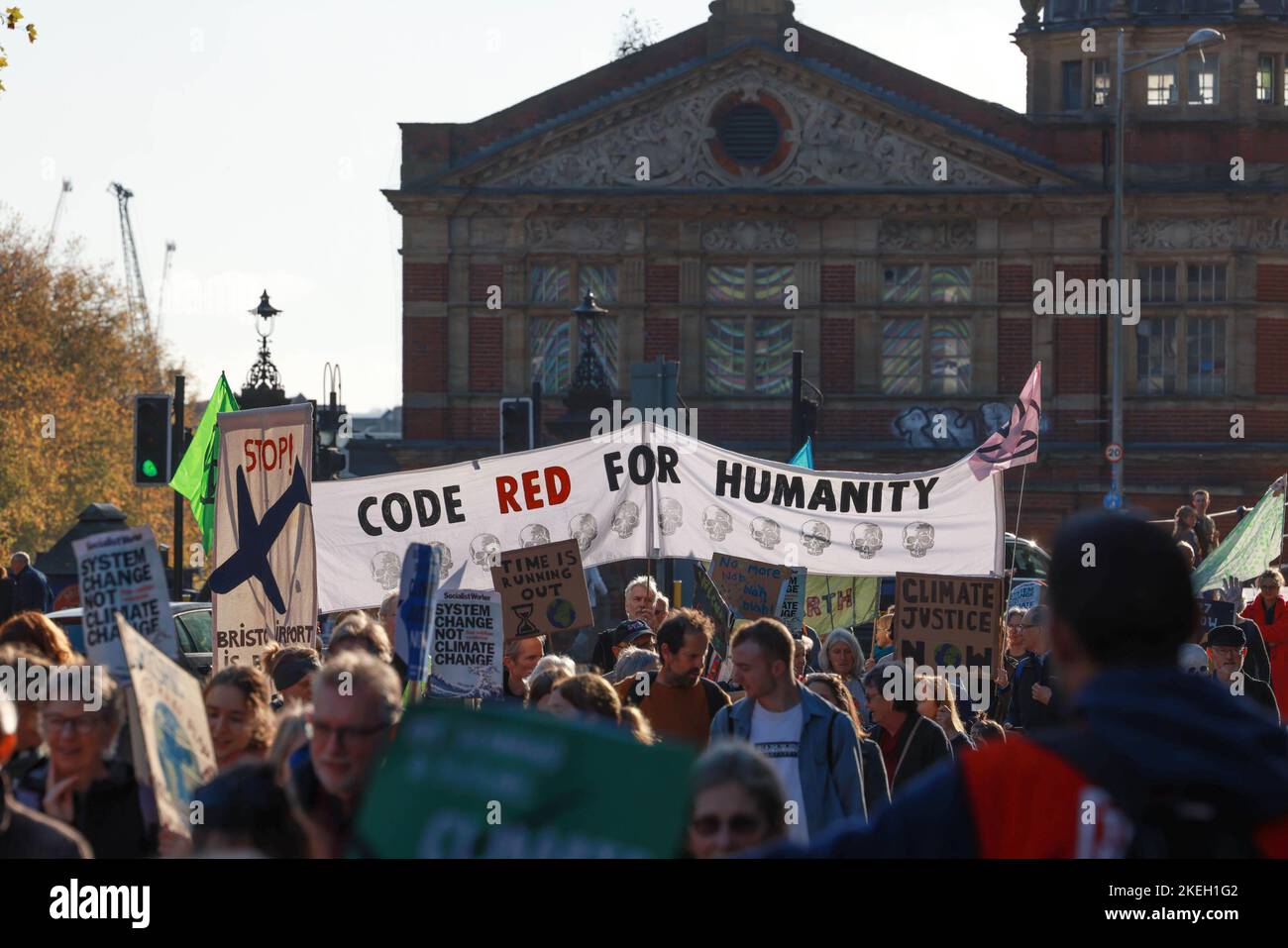 Bristol, Royaume-Uni. 12th novembre 2022. Les manifestants tiennent une bannière pendant le rallye. Une manifestation organisée par la rébellion des extinction de Bristol et la Coalition pour la justice climatique exige une action pour le climat et la justice pour toutes les personnes touchées par l'effondrement du climat et pour défendre les droits de l'homme en Égypte. Ils ont également demandé au gouvernement britannique de mettre un terme à ses plans de lutte contre le réchauffement climatique et de mettre en œuvre des solutions climatiques réelles qui résolvent à la fois la crise du climat et du coût de la vie et veillent à ce que chacun ait le droit de vivre dans la dignité. Crédit : SOPA Images Limited/Alamy Live News Banque D'Images