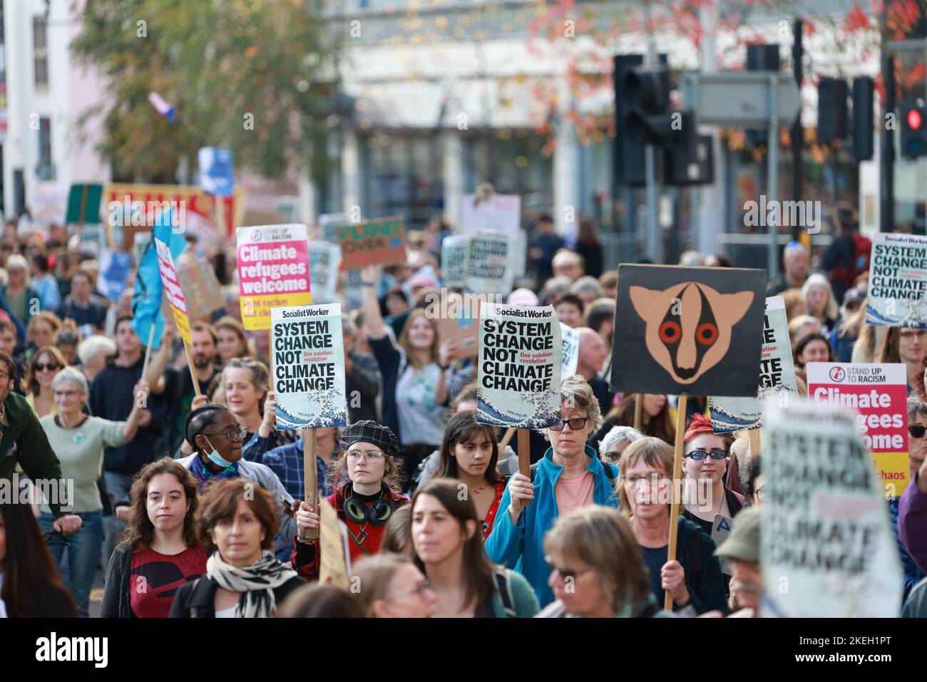 Les manifestants tiennent des écriteaux exprimant leur opinion pendant la manifestation. Une manifestation organisée par la rébellion des extinction de Bristol et la Coalition pour la justice climatique exige une action pour le climat et la justice pour toutes les personnes touchées par l'effondrement du climat et pour défendre les droits de l'homme en Égypte. Ils ont également demandé au gouvernement britannique de mettre un terme à ses plans de lutte contre le réchauffement climatique et de mettre en œuvre des solutions climatiques réelles qui résolvent à la fois la crise du climat et du coût de la vie et veillent à ce que chacun ait le droit de vivre dans la dignité. (Photo de Wong Yat HIM/SOPA Images/Sipa USA) Banque D'Images