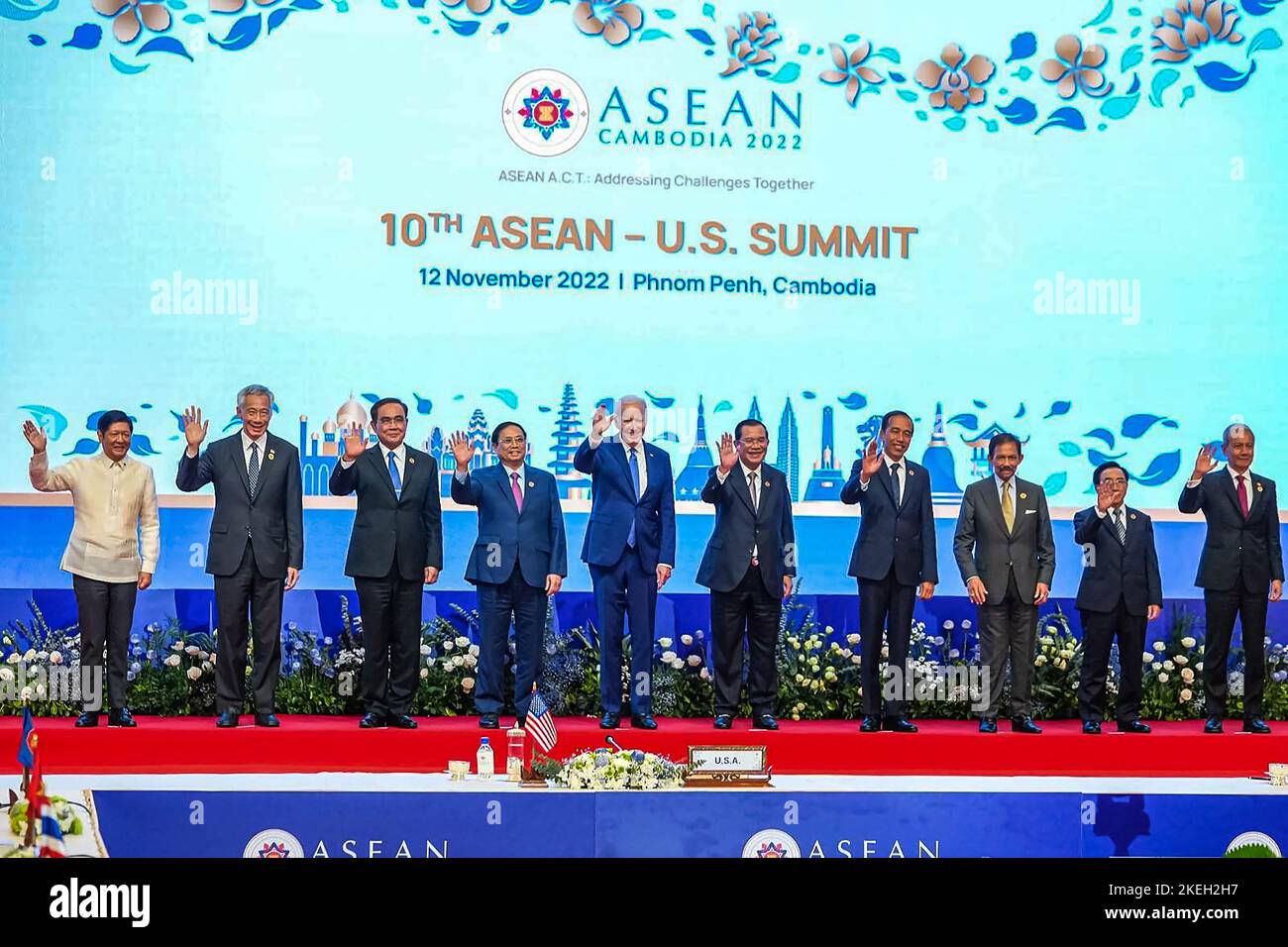 (G-D) le président philippin Ferdinand Marcos Jr, le Premier ministre singapourien Lee Hsien Loong, les thaïlandais Prayut Chan-O-Cha, le Premier ministre Viewnams Pham Minh Chinh, le président américain Joe Biden, le Premier ministre cambodgien Hun Sen, le président Joko Widodo, le sultan du Brunéi Hassanal Bolkiah, Indonésie Le Premier ministre du Laos, Phankham Viphavanh, et le porte-parole de la Malaisie, Azhar Azizan Harun, posent pour des photos lors du sommet ASEAN-Etats-Unis dans le cadre des sommets de l'Association des nations de l'Asie du Sud-est (ANASE) de 40th et 41st à Phnom Penh, au Cambodge, samedi, sur 12 novembre 2022. Photo de Philippines Presi Banque D'Images