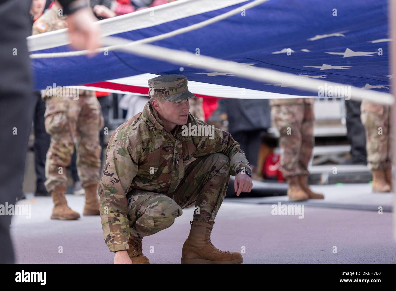 Columbus, Ohio, États-Unis. 12th novembre 2022. Un membre du service aide à lever le drapeau pendant la Journée d'appréciation militaire au match entre les Hoosiers de l'Indiana et les Buckees de l'État de l'Ohio au stade de l'Ohio, à Columbus, en Ohio. (Image de crédit : © Scott Stuart/ZUMA Press Wire) Banque D'Images