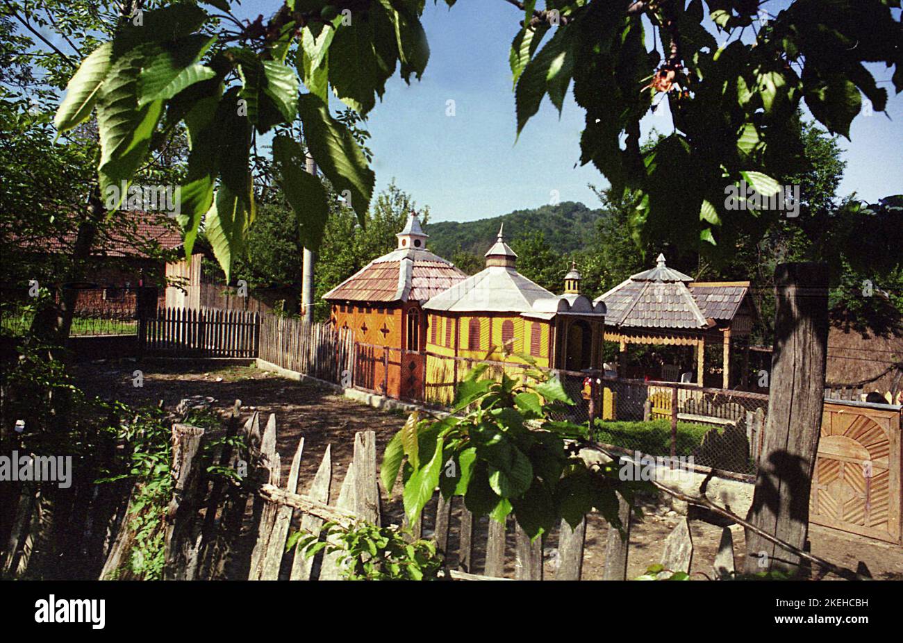 Costesti, Comté de Hunedoara, Roumanie, 2000. Vue extérieure d'une petite église orthodoxe chrétienne entièrement construite, peinte et décorée par Samila Zgavardean, un homme local, dans sa cour, entre 1981 et 1996. Banque D'Images