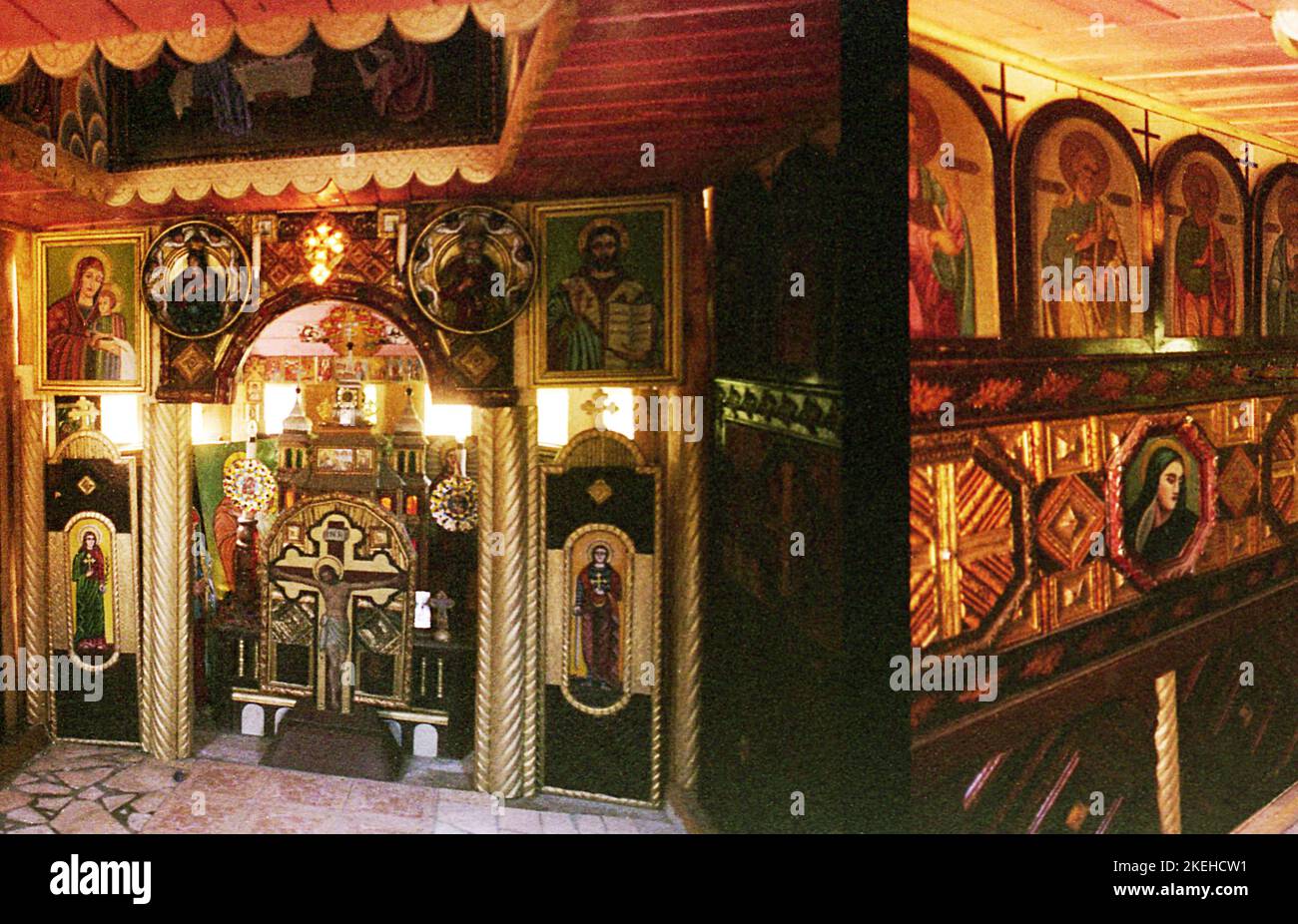 Costesti, Comté de Hunedoara, Roumanie, 2000. Intérieur d'une petite église orthodoxe chrétienne entièrement construite, peinte et décorée par Samila Zgavardean, un homme local, dans sa cour, entre 1981 et 1996. Banque D'Images