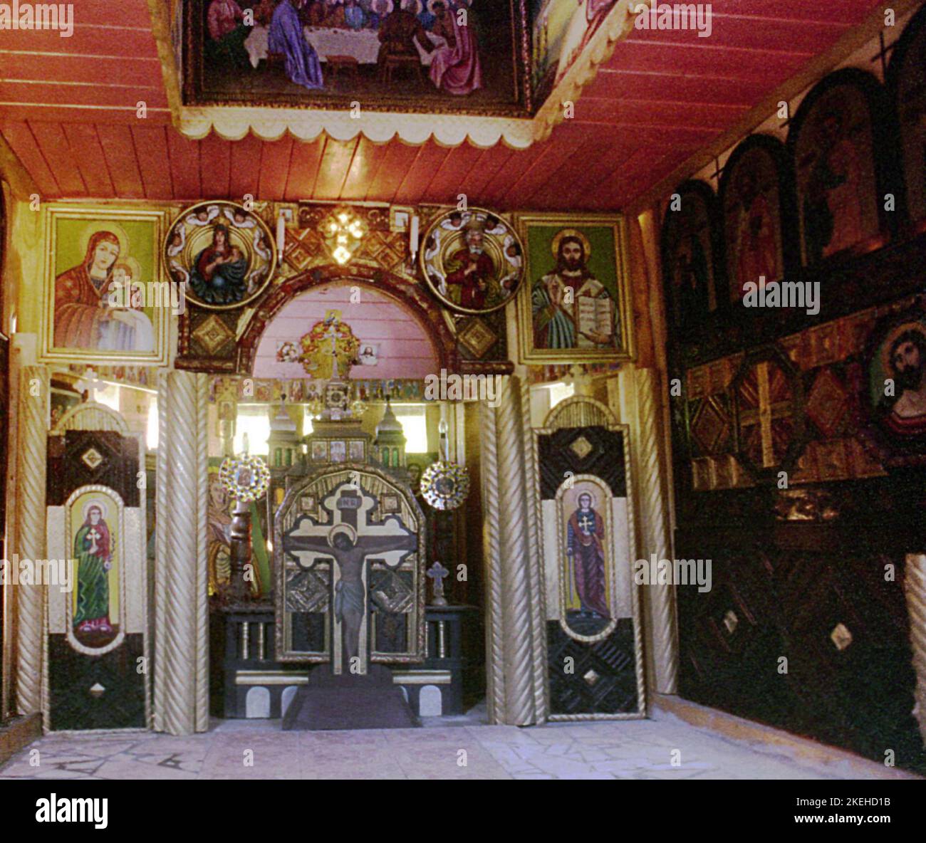 Costesti, Comté de Hunedoara, Roumanie, 2000. Intérieur d'une petite église orthodoxe chrétienne entièrement construite, peinte et décorée par Samila Zgavardean, un homme local, dans sa cour, entre 1981 et 1996. Banque D'Images