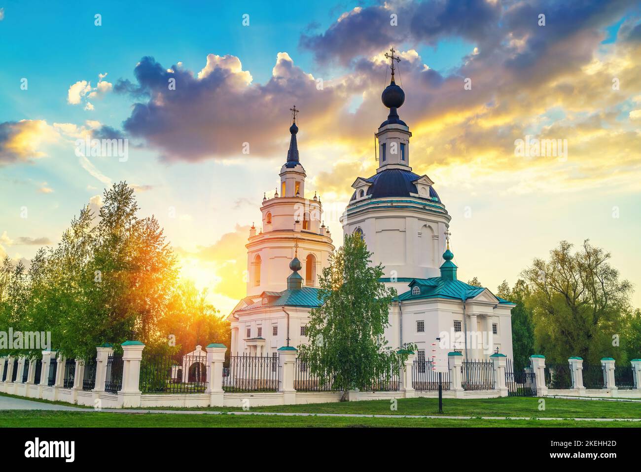 Église orthodoxe au coucher du soleil d'été Banque D'Images