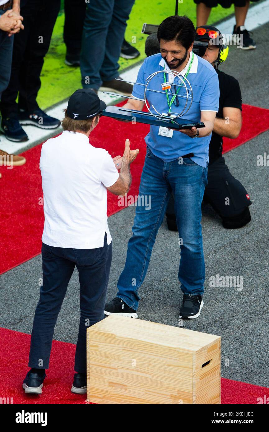 SP - Sao Paulo - 11/12/2022 - FORMULE 1 GP BRÉSIL 2022, FORMATION GRATUITE - Maire de Sao Paulo, Ricardo Nunes, remise d'un trophée à la légende Emerson Fittipaldi pendant le Grand Prix de Sao Paulo tenu au circuit Interlagos par le circuit mondial de Formule 1 1. Photo: Duda Bairros/AGIF/Sipa USA Banque D'Images