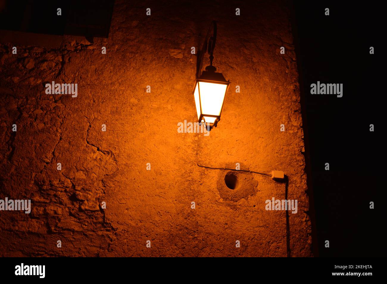 Gros plan d'une lampe de rue la nuit dans une rue déserte Banque D'Images