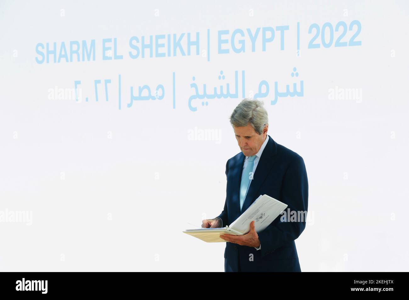 Charm el-Cheikh, Égypte. 12 novembre 2022. John Kerry, envoyé spécial des États-Unis pour le climat, examine ses notes avant de s'adresser au Sommet sur le climat de l'ONU de COP27 au Centre international de convention de Charm el-Cheikh, 12 novembre 2022, à Charm el-Cheikh, en Égypte. Banque D'Images