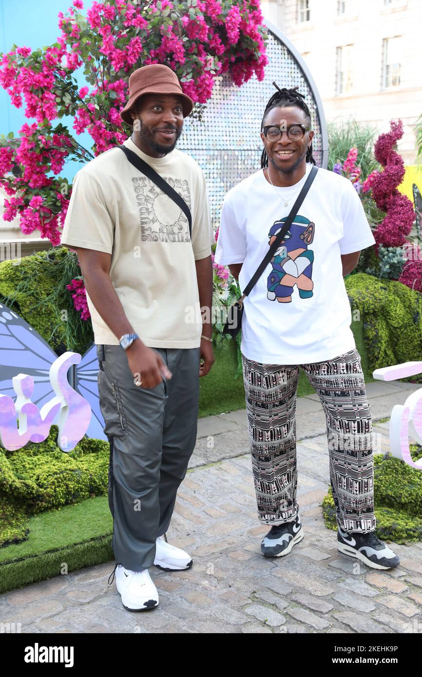 Yinka Ilori et Foday Dumbuya assistent à la fête d'ouverture pour « cette Terre lumineuse » à Somerset House - une célébration estivale de la communauté et de la culture curate Banque D'Images