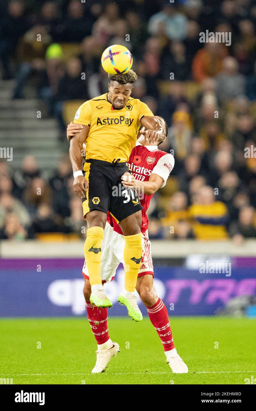 Molineux, Wolverhampton le samedi 12th novembre 2022. WolvesÕs Adama Traore et William Saliba d'Arsenal se battent pour le bal lors du match de la première ligue entre Wolverhampton Wanderers et Arsenal à Molineux, Wolverhampton, le samedi 12th novembre 2022. (Crédit : Gustavo Pantano | ACTUALITÉS MI) crédit : ACTUALITÉS MI et sport /Actualités Alay Live Banque D'Images