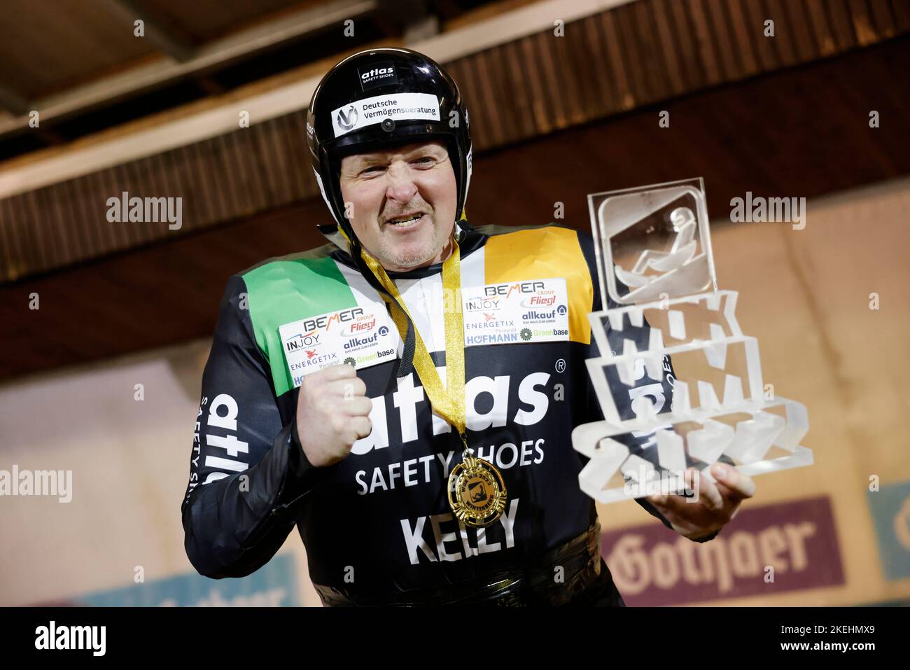 Winterberg, Allemagne. 12th novembre 2022. Joey Kelly, vainqueur de la  course wok de 1 hommes de ProSieben 'TV total Wok WM', se dresse sur le  podium du gagnant sur la piste de