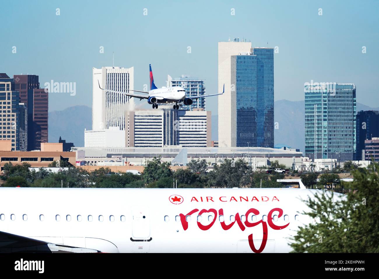 Phoenix, Arizona, États-Unis - 4 novembre 2022: DeltaAirlines à bord d'un avion à réaction à l'aéroport de Phoenix en Arizona, iwth Air Canada à l'avant-plan. Banque D'Images