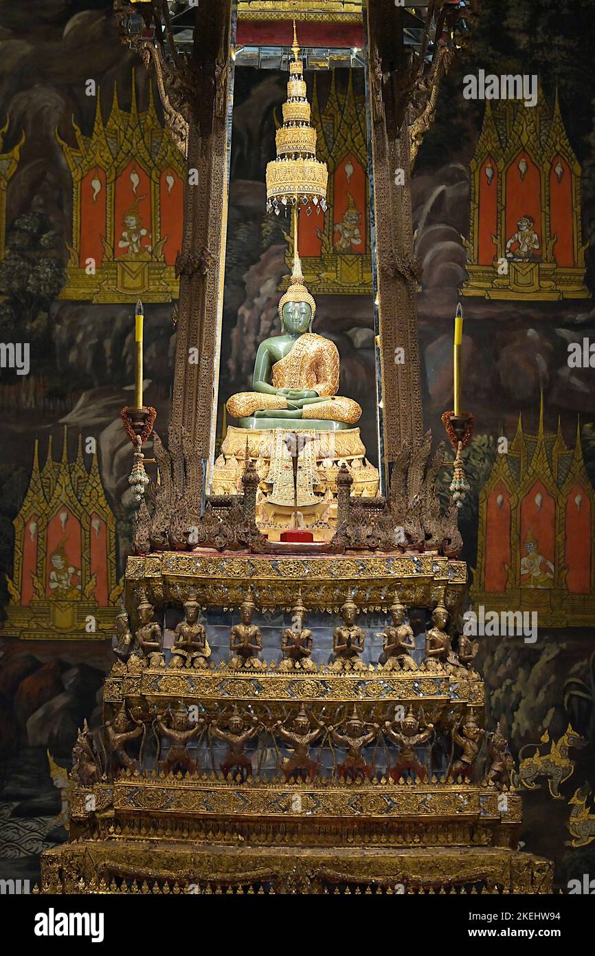 Wat Phra Kaew (Kaeo), communément connu sous le nom de Temple du Bouddha d'Émeraude, est considéré comme le temple bouddhiste le plus sacré en Thaïlande et se compose d'un Banque D'Images