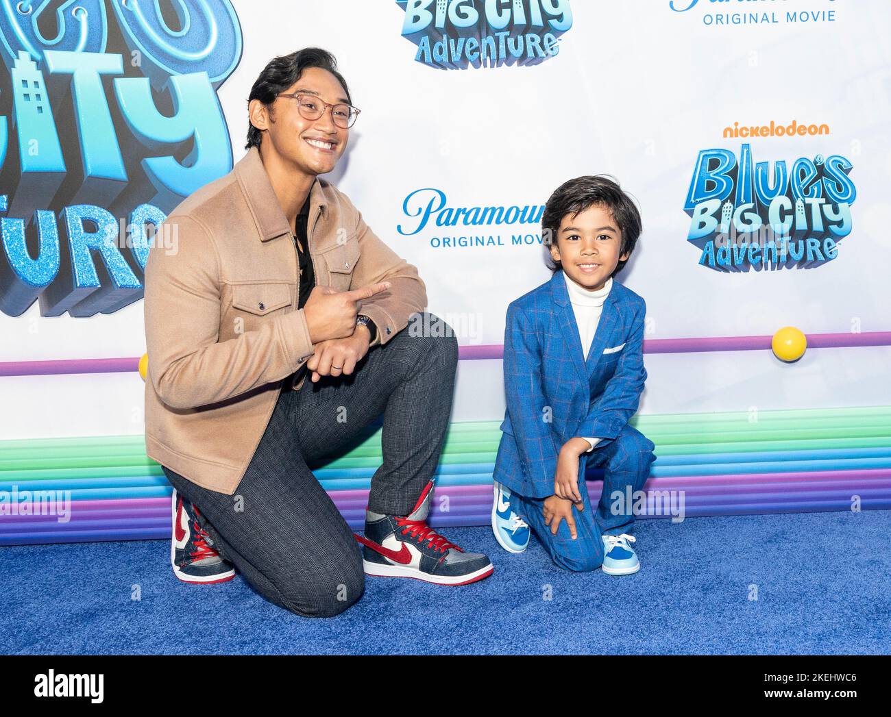 New York, États-Unis. 12th novembre 2022. Josh Dela Cruz et Alesso Spinelli assistent à la première de Blue's Big City Adventure à Regal Union Square à New York sur 12 novembre 2022. (Photo de Lev Radin/Sipa USA) crédit: SIPA USA/Alay Live News Banque D'Images