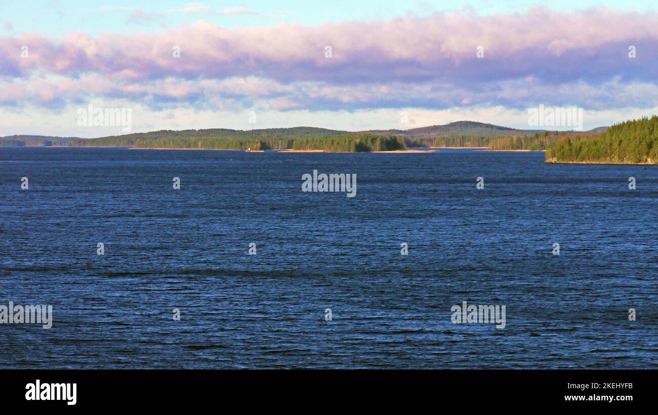 Vent élevé sur le lac de Kallavesi. Vehmersalmi, Kuopio, Finlande, 2022-11-12 11:42 +02. Temp. +9 °C, vent W 7 m/s (rafales 15 m/s). Banque D'Images