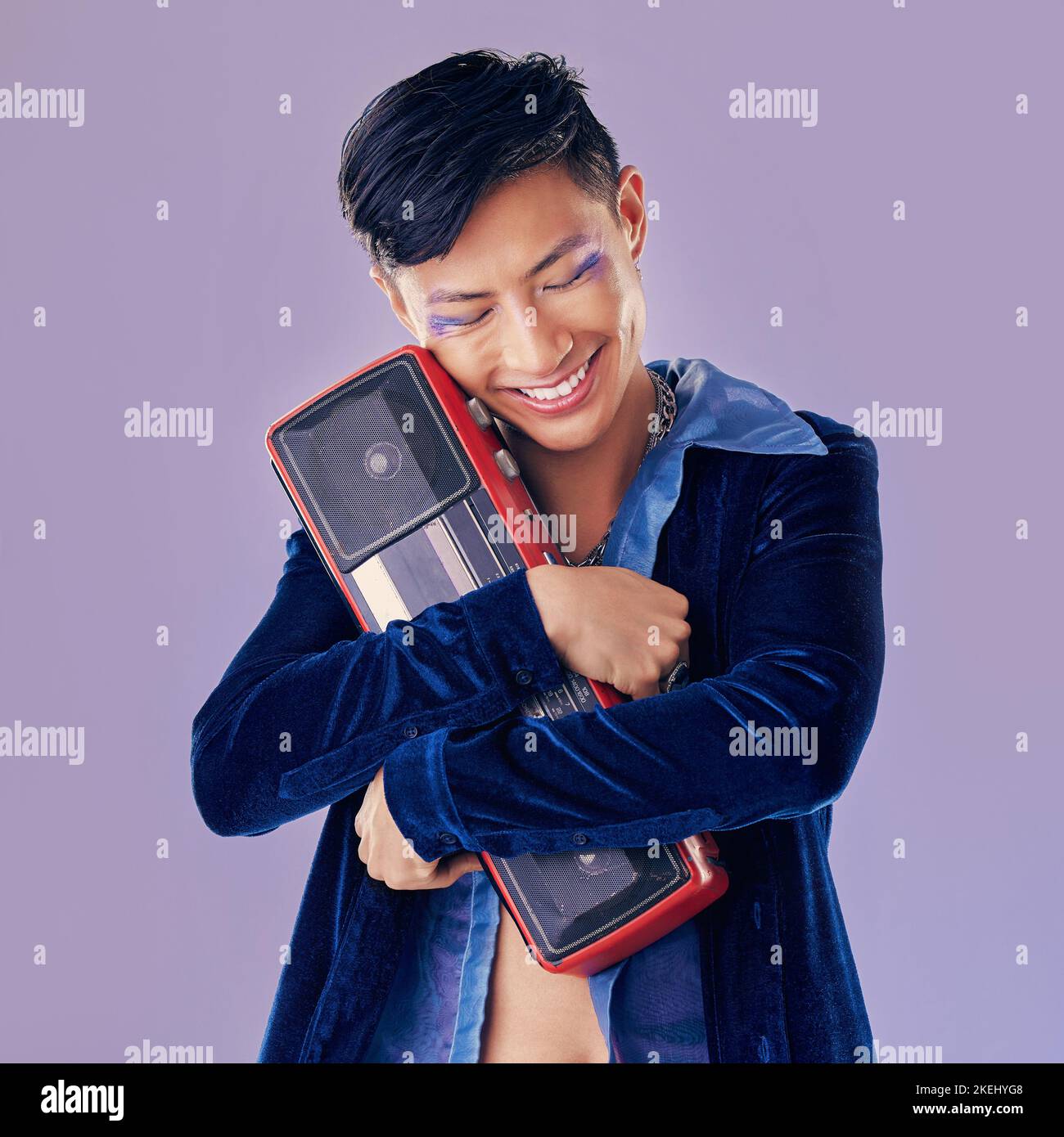 Rétro, disco et boom box avec homme asiatique et punk maquillage pour la musique, la création et événement de festival. Art, dj et techno avec Guy et haut-parleur stéréo pour Banque D'Images