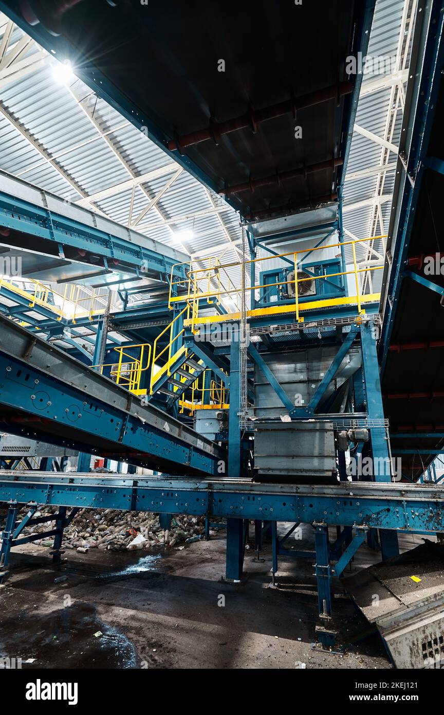 Grande usine de convoyeurs pour le tri et le traitement des déchets ménagers. Banque D'Images