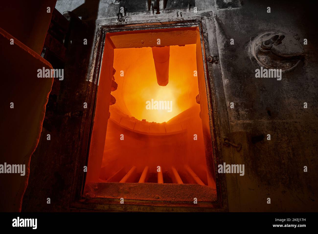 Zone de travail du four rotatif à chaux avec flamme brûlante Banque D'Images