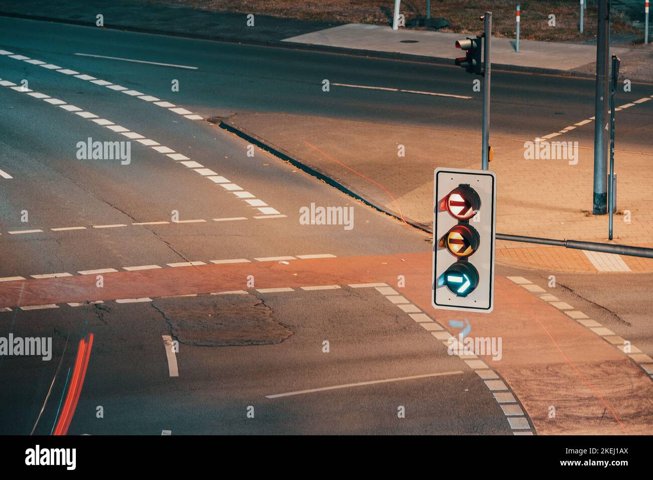 Vue aérienne de l'intersection de nuit avec feu de circulation, traces de voitures et de cyclistes sur la piste cyclable Banque D'Images