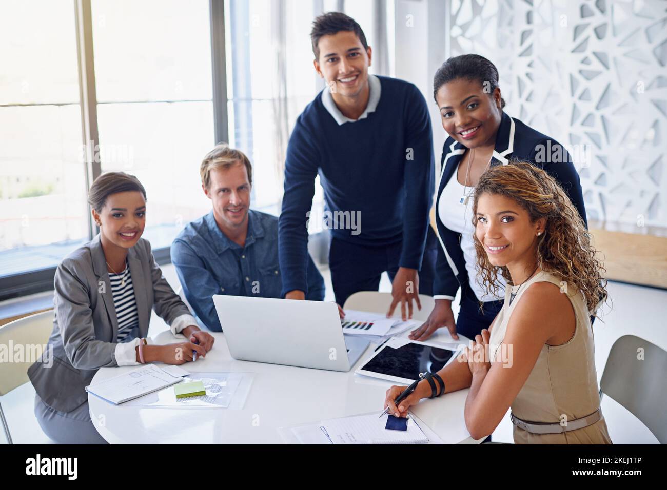 L'équipe de rêve de votre entreprise. Portrait d'un groupe de collègues travaillant ensemble sur un ordinateur portable dans un bureau. Banque D'Images