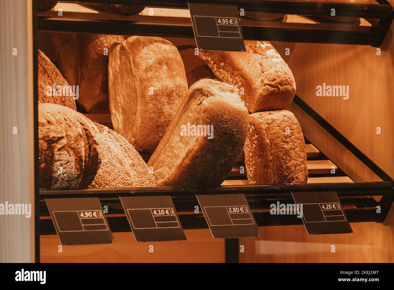 produits de boulangerie, pain de blé délicieux et frais et petits pains sur le comptoir Banque D'Images