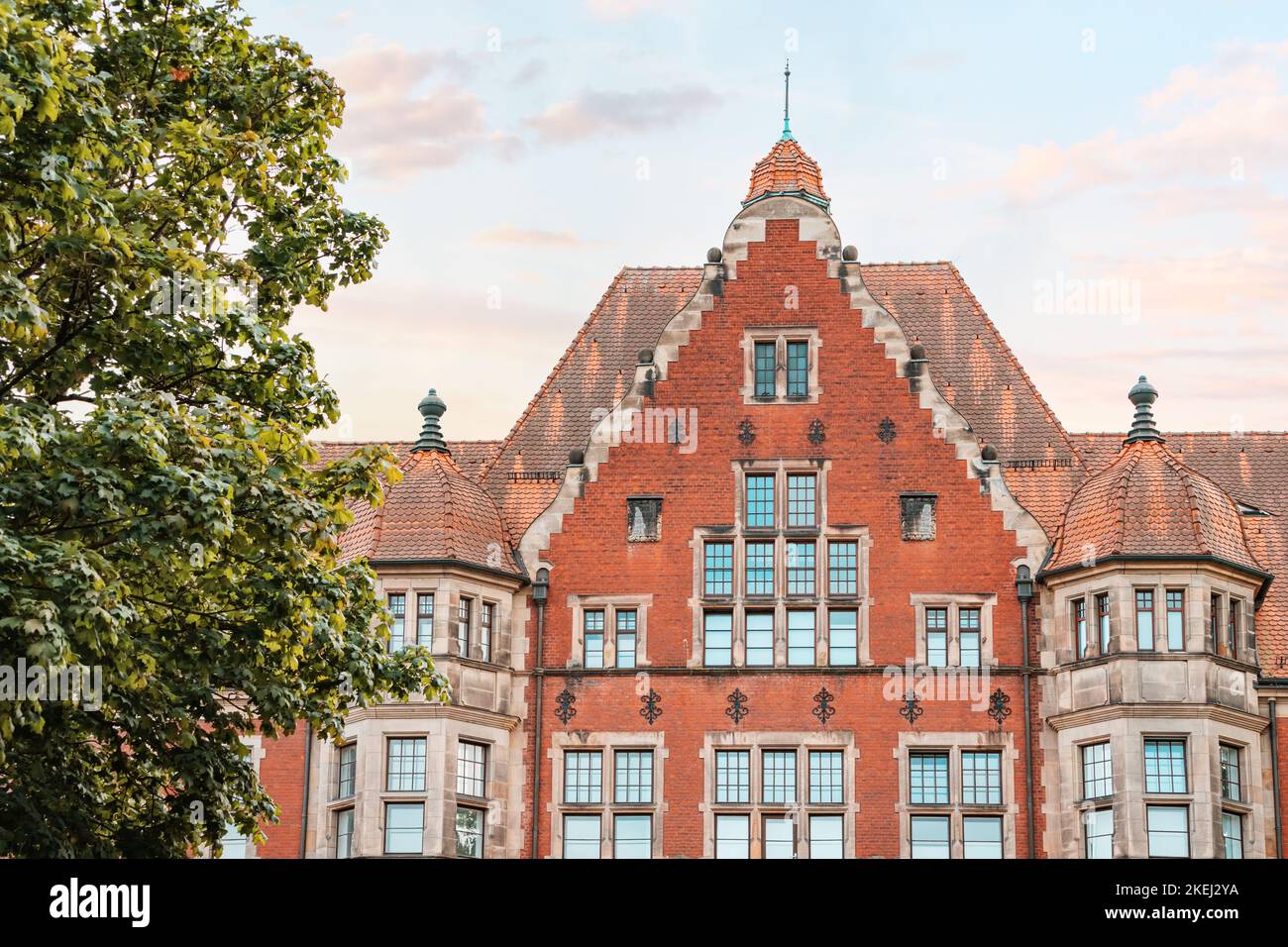 25 juillet 2022, Munster, Allemagne : façade de la célèbre université européenne des sciences appliquées, bâtiment Fachhochschule dans le style architectural baroque Banque D'Images