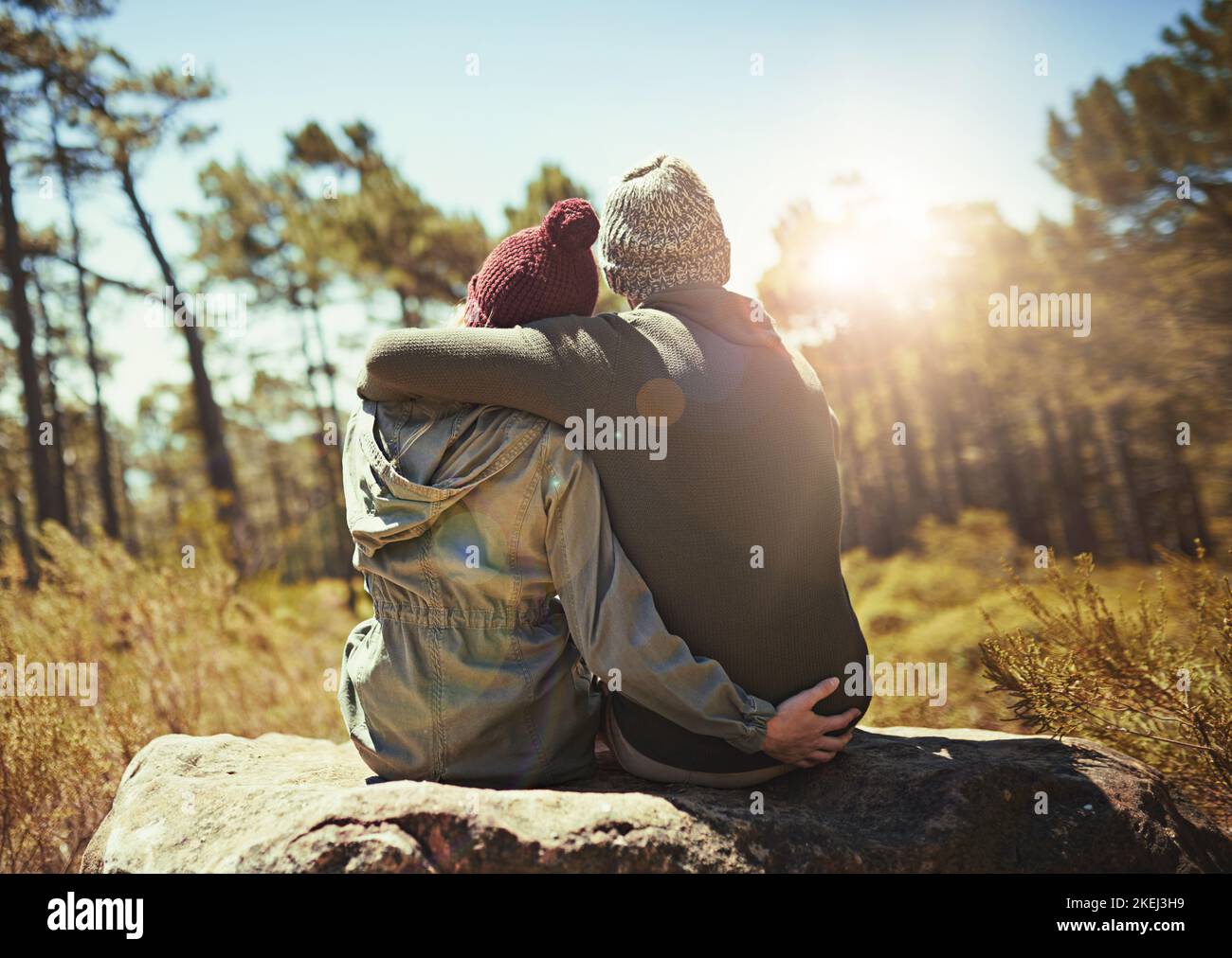 La nature est belle. Photo d'un jeune couple affectueux en train de faire une pause en randonnée. Banque D'Images