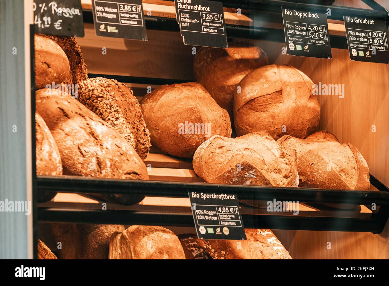 26 juillet 2022, Munster, Allemagne: Produits de boulangerie, pain de blé délicieux et frais et petits pains au comptoir Banque D'Images