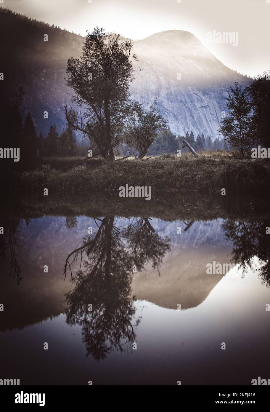 Moody Fall Day dans le parc national de Yosemite, Californie Banque D'Images