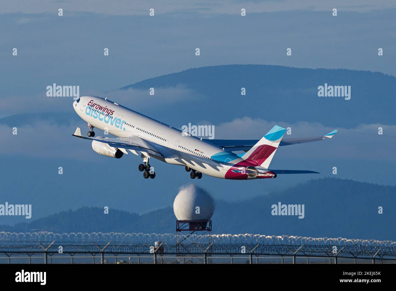 Richmond, Colombie-Britannique, Canada. 12th novembre 2022. Un avion de ligne Eurowings Discover Airbus A330 (D-AIKH) quitte l'aéroport international de Vancouver. (Image de crédit : © Bayne Stanley/ZUMA Press Wire) Banque D'Images Richmond, Colombie-Britannique, Canada. 12th novembre 2022. Un avion de ligne Eurowings Discover Airbus A330 (D-AIKH) quitte l'aéroport international de Vancouver. (Image de crédit : © Bayne Stanley/ZUMA Press Wire) Banque D'Images