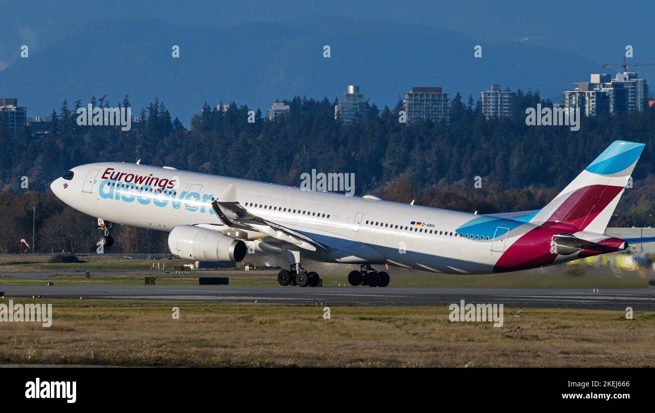 Richmond, Colombie-Britannique, Canada. 12th novembre 2022. Un avion de ligne Eurowings Discover Airbus A330 (D-AIKH) quitte l'aéroport international de Vancouver. (Image de crédit : © Bayne Stanley/ZUMA Press Wire) Banque D'Images Richmond, Colombie-Britannique, Canada. 12th novembre 2022. Un avion de ligne Eurowings Discover Airbus A330 (D-AIKH) quitte l'aéroport international de Vancouver. (Image de crédit : © Bayne Stanley/ZUMA Press Wire) Banque D'Images
