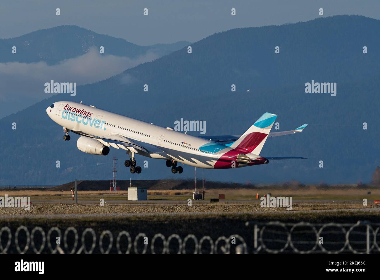 Richmond, Colombie-Britannique, Canada. 12th novembre 2022. Un avion de ligne Eurowings Discover Airbus A330 (D-AIKH) quitte l'aéroport international de Vancouver. (Image de crédit : © Bayne Stanley/ZUMA Press Wire) Banque D'Images Richmond, Colombie-Britannique, Canada. 12th novembre 2022. Un avion de ligne Eurowings Discover Airbus A330 (D-AIKH) quitte l'aéroport international de Vancouver. (Image de crédit : © Bayne Stanley/ZUMA Press Wire) Banque D'Images