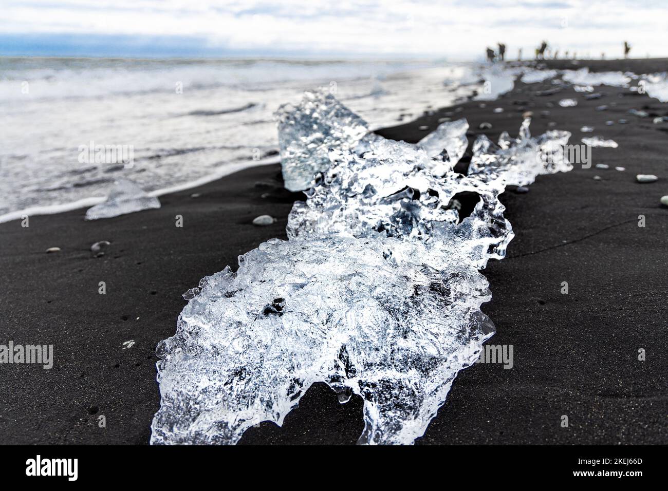 Diamond Beach Iceland est connu pour l'iceberg lavé onshore éparpillé sur son sable noir Banque D'Images