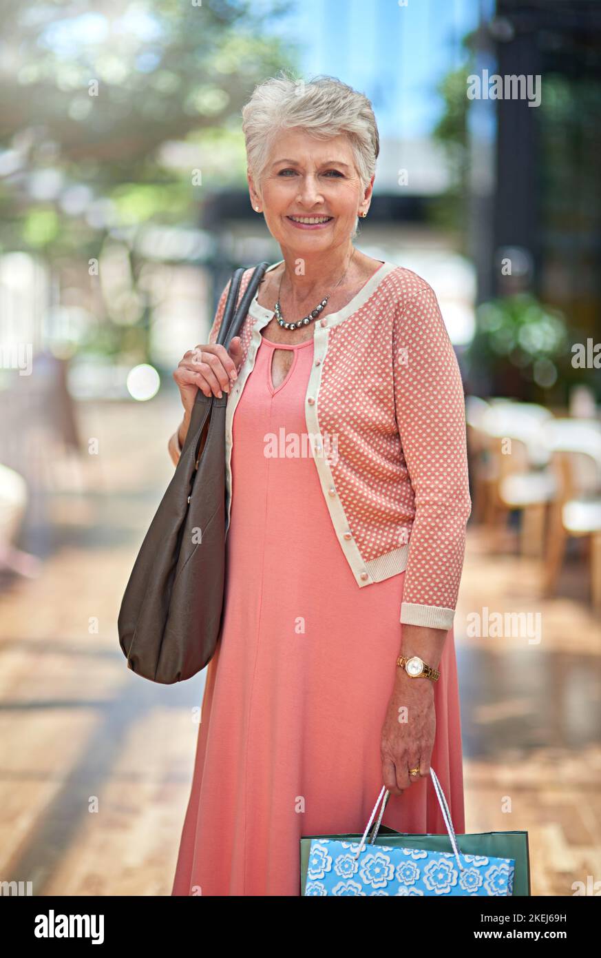 C'est mon centre commercial préféré. Portrait court d'une femme âgée sur une frénésie de shopping. Banque D'Images