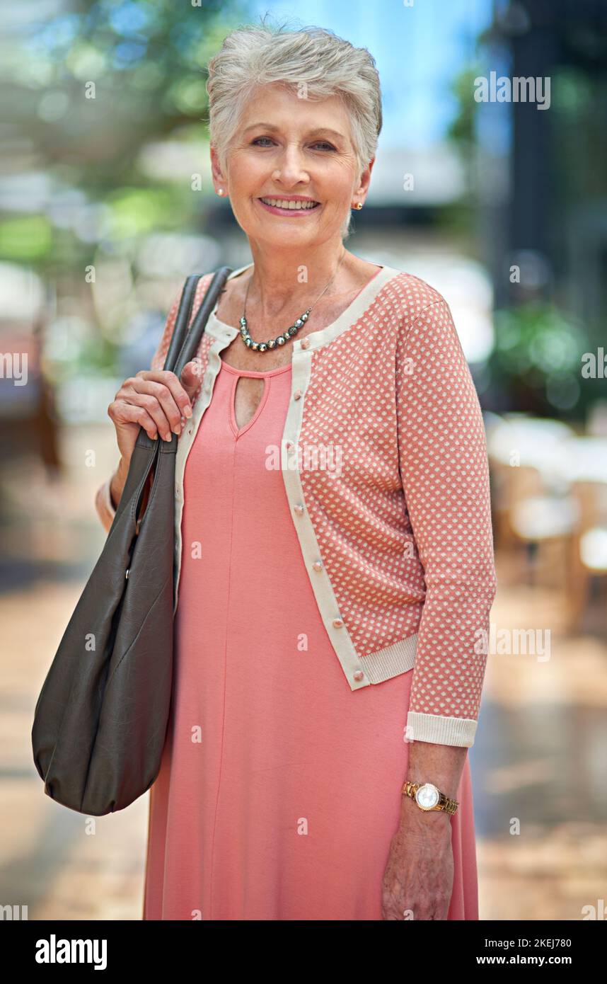 Rien n'est plus unique... faire du shopping pour me faire sourire. Portrait court d'une femme âgée sur une frénésie de shopping. Banque D'Images
