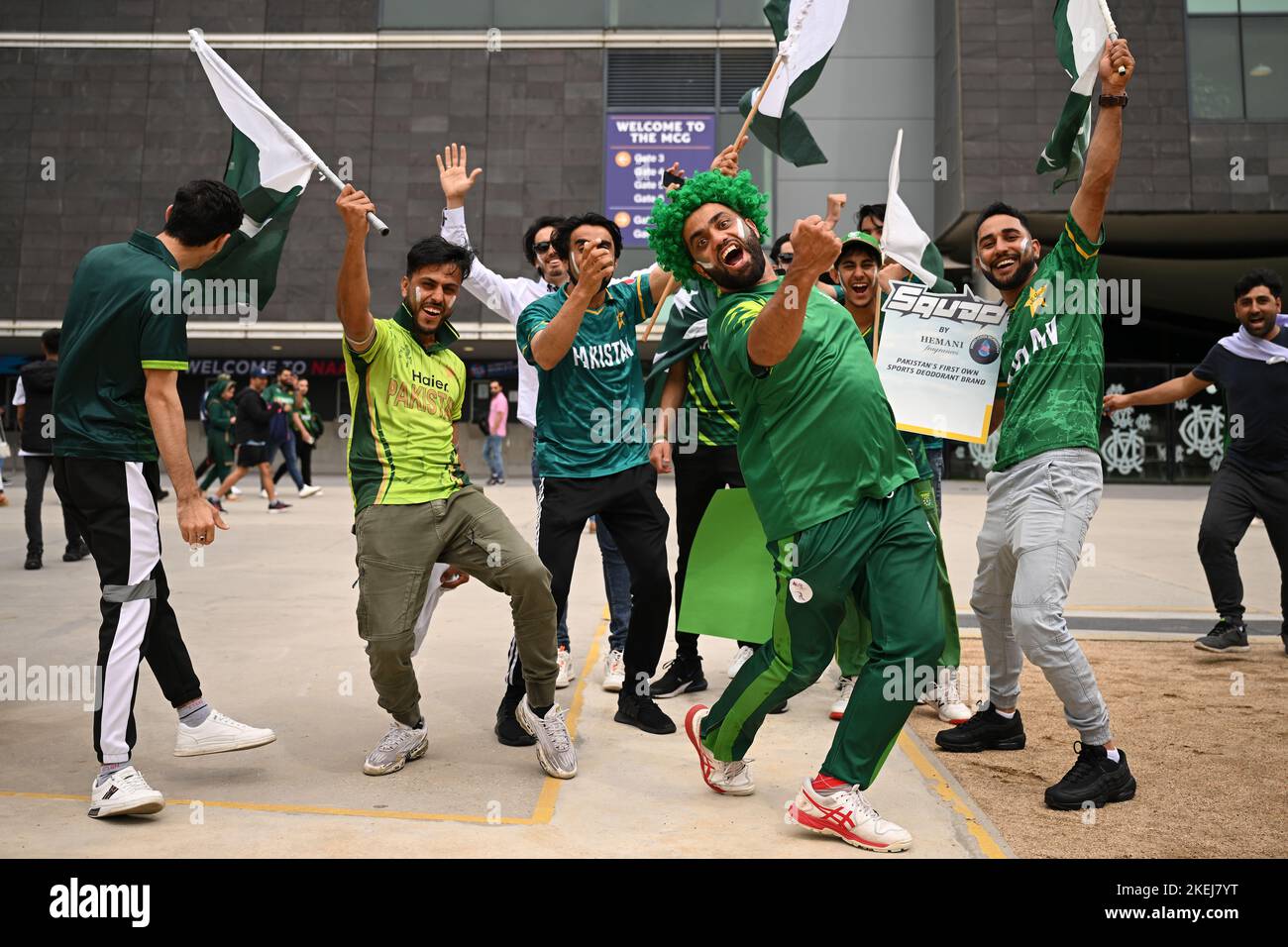 Les fans du Pakistan avant le match de finale de la coupe du monde T20 au Melbourne Cricket Ground, Melbourne. Date de la photo: Dimanche 13 novembre 2022. Banque D'Images