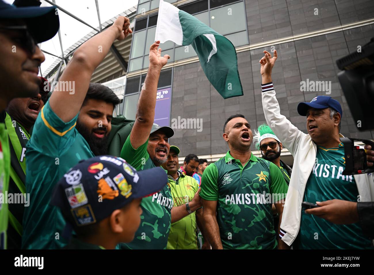 Les fans du Pakistan avant le match de finale de la coupe du monde T20 au Melbourne Cricket Ground, Melbourne. Date de la photo: Dimanche 13 novembre 2022. Banque D'Images