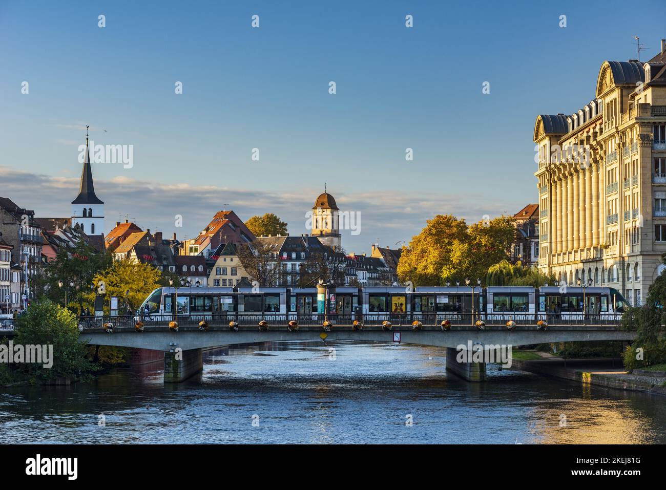 FRANCE, Alsace, Bas-Rhin (67), Strasbourg, tramway sur le Pont Royal et les églises Saint-Guillaume et Sainte-Madeleine Banque D'Images