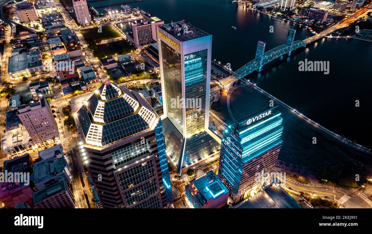 Un grand angle du paysage urbain de Jacksonville avec des gratte-ciels lumineux et la Bank of America Tower la nuit Banque D'Images