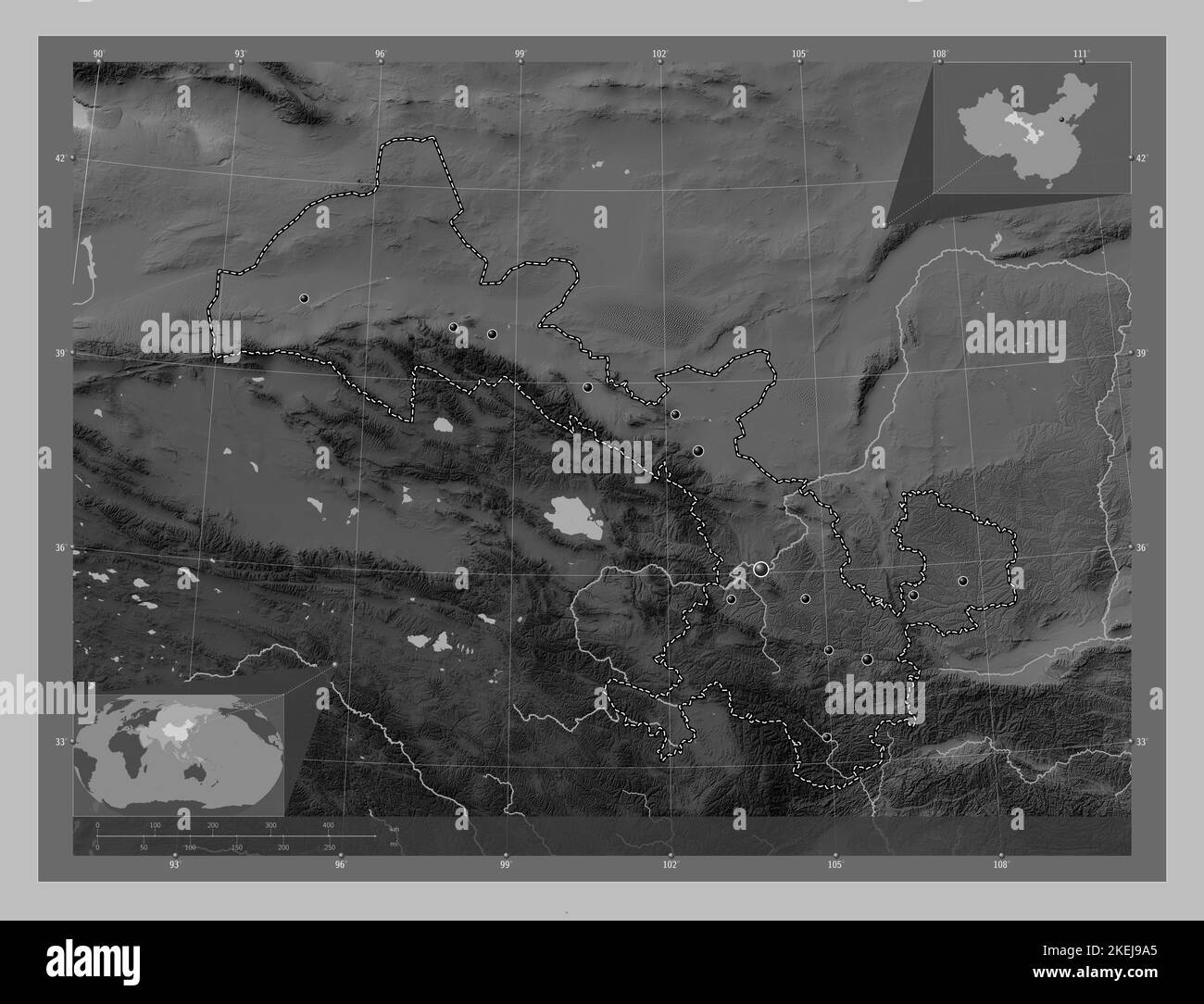 Gansu, province de Chine. Carte d'altitude en niveaux de gris avec lacs et rivières. Lieux des principales villes de la région. Cartes d'emplacement auxiliaire d'angle Banque D'Images