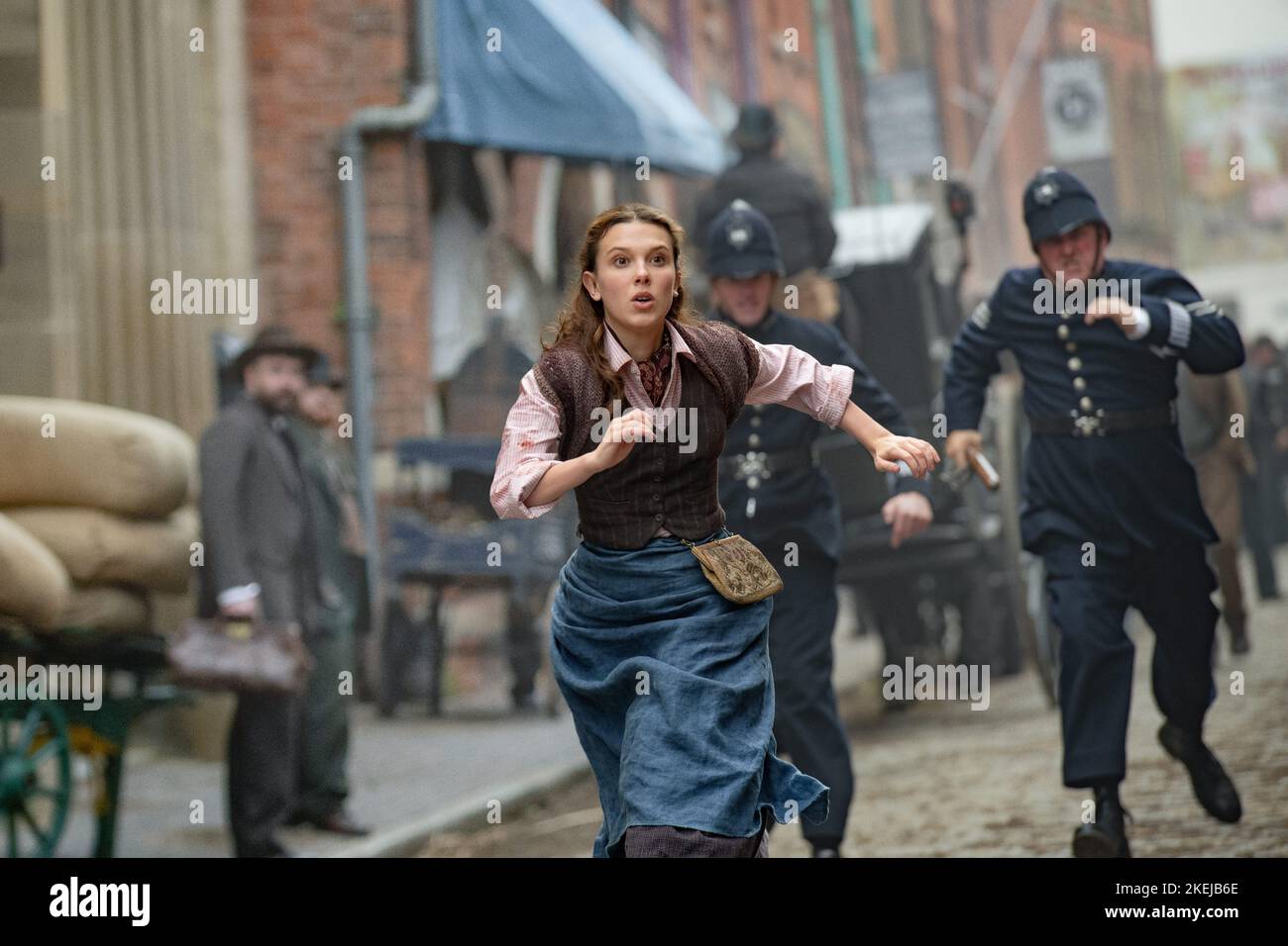 MILLIE BOBBY BROWN dans ENOLA HOLMES 2 (2022), réalisé par HARRY BRADBEER. Credit: Images légendaires / Netflix / Album Banque D'Images