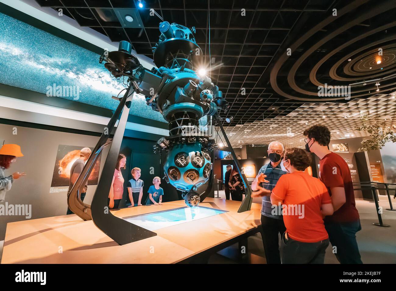 26 juillet 2022, Munster, Allemagne : satellite dans l'intérieur du planétarium au Musée d'Histoire naturelle. Éducation et divertissement Banque D'Images