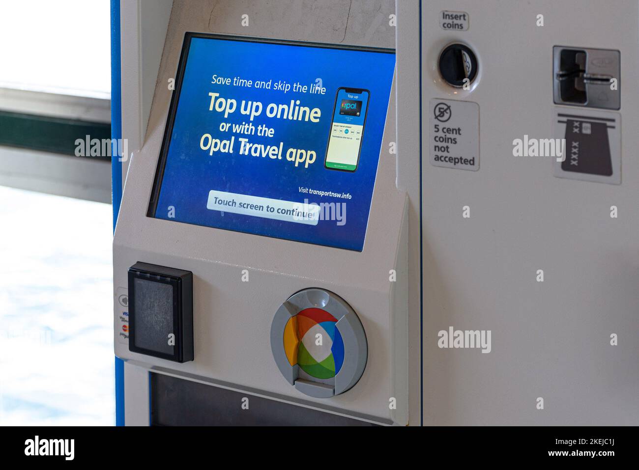 Un billet de transport pour NSW Opal et une machine d'appoint Banque D'Images