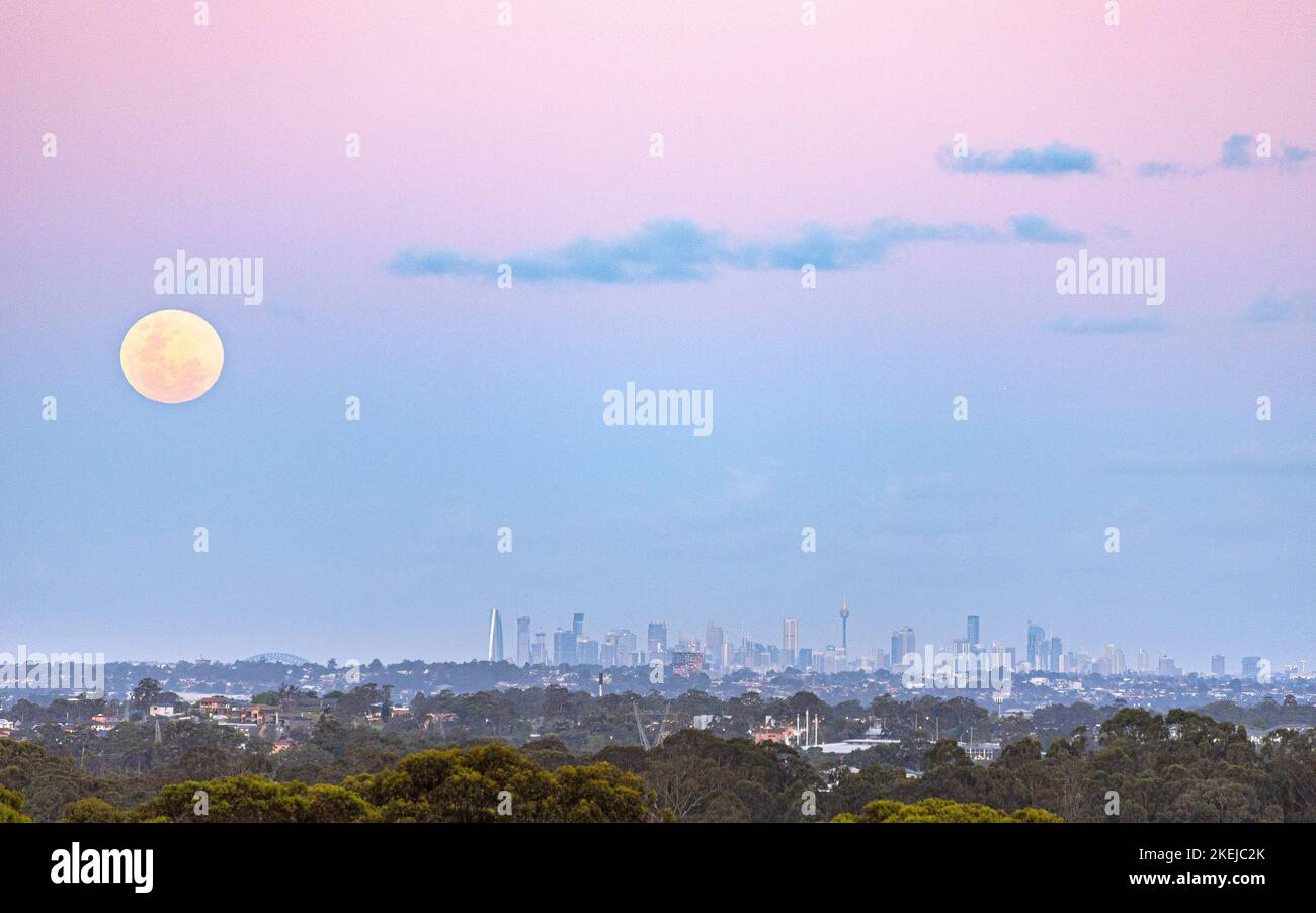 La lune qui s'élève au-dessus de Sydney, en Australie, vue de Denham court Banque D'Images