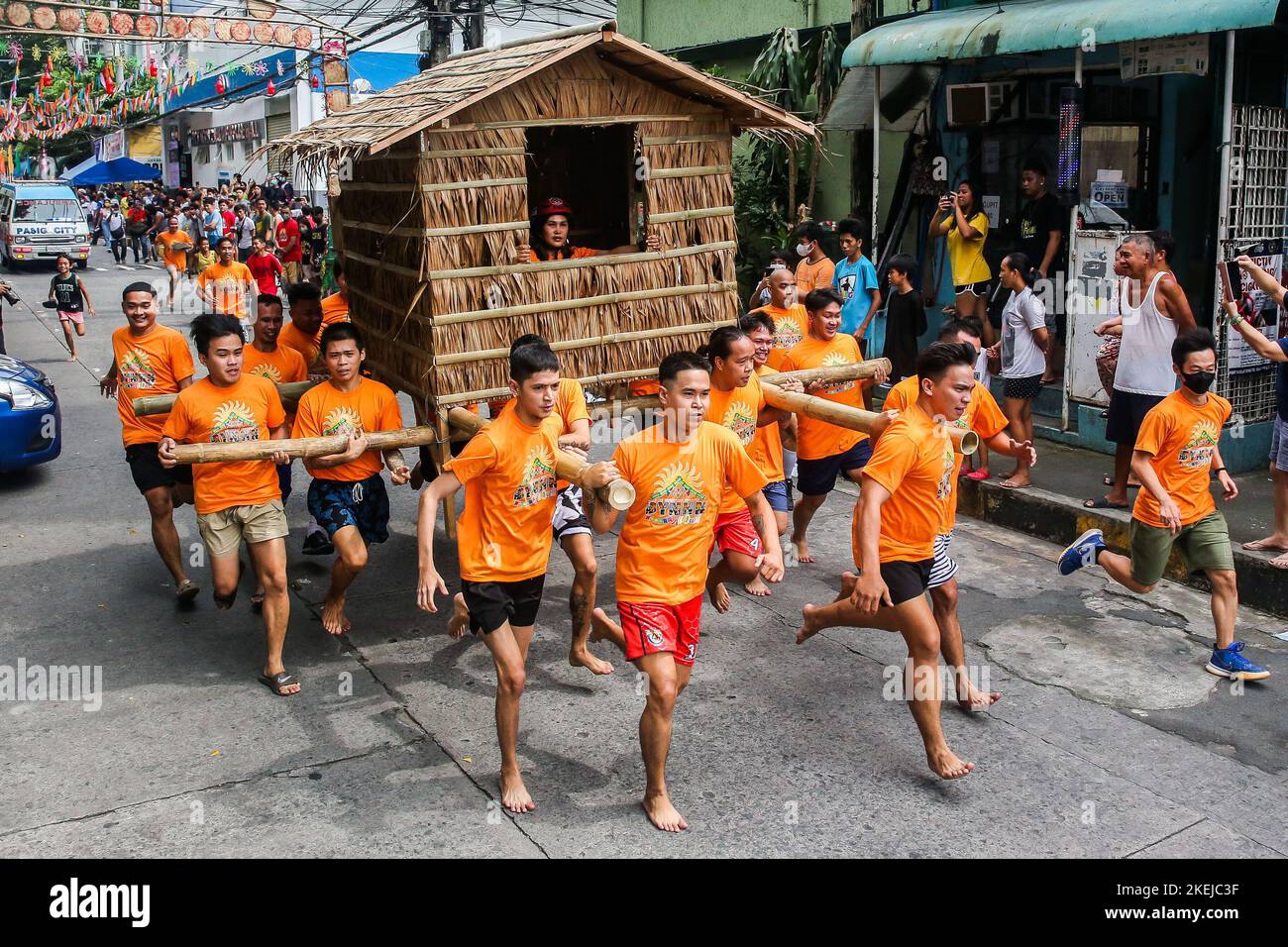 Pasig City, Philippines. 12th novembre 2022. Les résidents courent en portant une hutte faite de palmier nipa pendant la course Buhat Kubo (portant la hutte nipa) à Pasig City, aux Philippines, le 12 novembre 2022. Crédit: Rouelle Umali/Xinhua/Alamy Live News Banque D'Images
